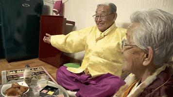 老夫婦「從15歲開始就相愛到現在已經75年」，像小情侶的感情在老爺爺一躺下大家更相信真愛了！ 