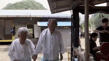 老夫婦「從15歲開始就相愛到現在已經75年」，像小情侶的感情在老爺爺一躺下大家更相信真愛了！ 