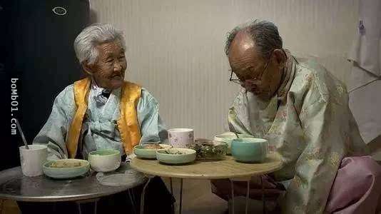 老夫婦「從15歲開始就相愛到現在已經75年」，像小情侶的感情在老爺爺一躺下大家更相信真愛了！ 
