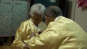 老夫婦「從15歲開始就相愛到現在已經75年」，像小情侶的感情在老爺爺一躺下大家更相信真愛了！ 