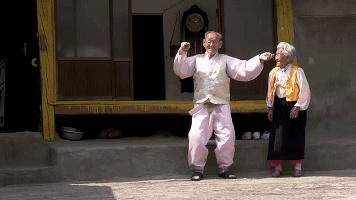 老夫婦「從15歲開始就相愛到現在已經75年」，像小情侶的感情在老爺爺一躺下大家更相信真愛了！ 