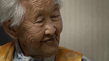 老夫婦「從15歲開始就相愛到現在已經75年」，像小情侶的感情在老爺爺一躺下大家更相信真愛了！ 
