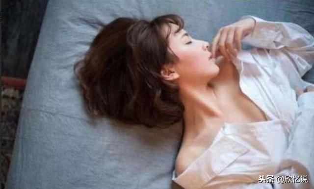女子結婚陪送豪車現金，婚禮結束後回家，卻隔門聽到婆婆的話……