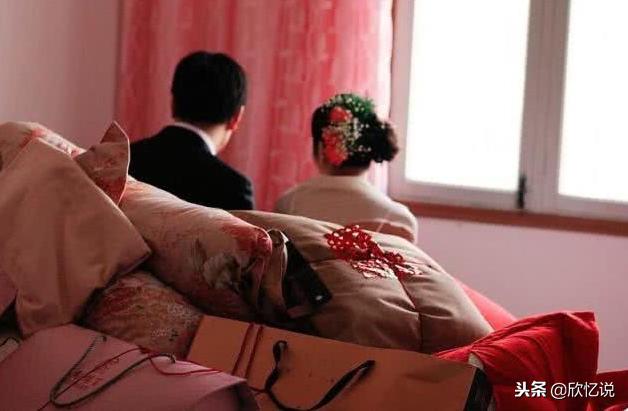 女子結婚陪送豪車現金，婚禮結束後回家，卻隔門聽到婆婆的話……
