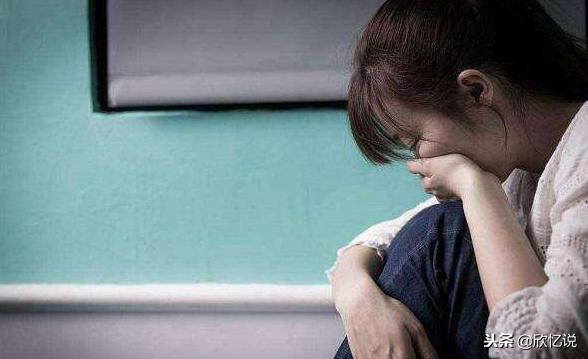 女子結婚陪送豪車現金，婚禮結束後回家，卻隔門聽到婆婆的話……