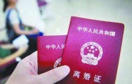 男子出軌後離婚，每月給前妻打五千塊錢，一年後婆婆過來才知真相