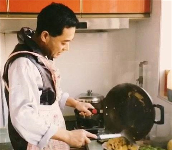 剛剛！老婆把我轟出了家門，我一個大男人坐在門口委屈的哭了 
