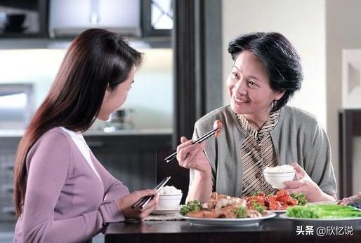 懷孕後婆婆來看望我，吃飯時她和丈夫說一番話，我紅著臉抱緊了她