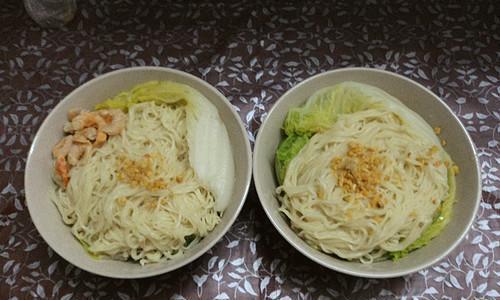 回家媽給我和老婆一人一碗面，吃一半我和老婆換了，然後我媽哭了