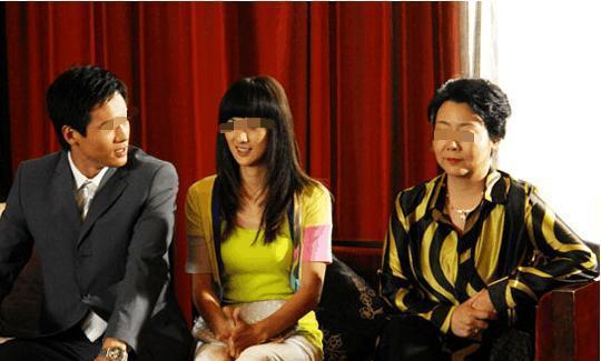 回家媽給我和老婆一人一碗面，吃一半我和老婆換了，然後我媽哭了