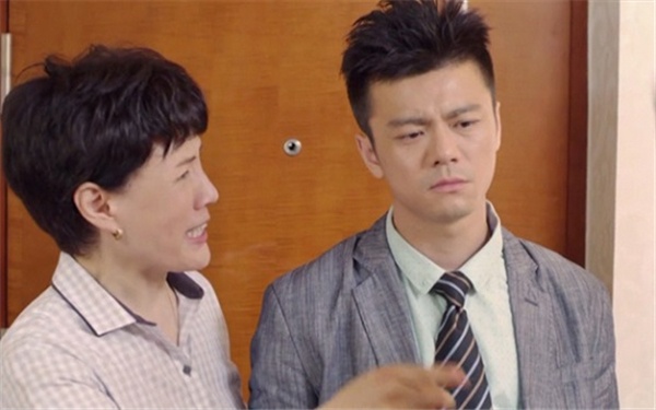 趕去參加岳父生日宴的路上接到老婆電話，我當即調轉車頭回了家