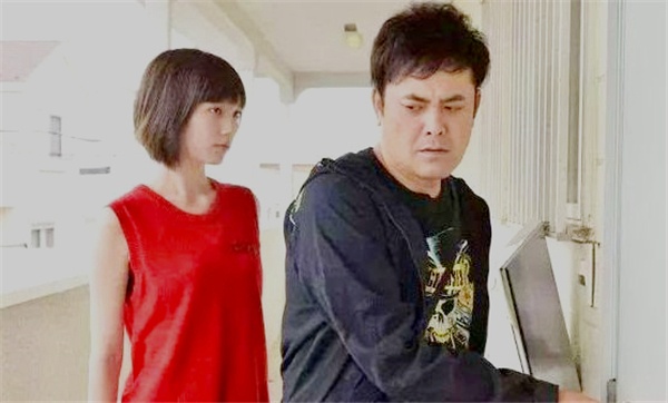 老公出軌我鬧離婚，同學聚會上前男友一句話，讓我掩面而泣回了家
