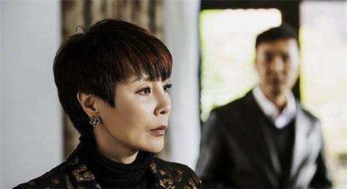 老公出軌我鬧離婚，同學聚會上前男友一句話，讓我掩面而泣回了家