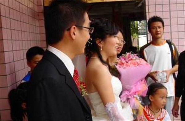 老公跟我回娘家，我媽做大魚大肉給他吃，卻讓我去廚房啃冷饅頭
