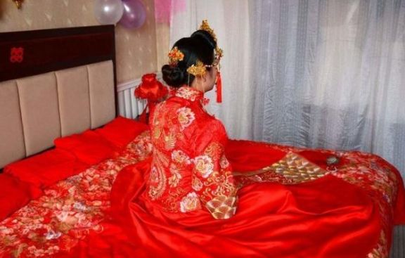 洞房夜無意發現妻子有妊娠紋，怒將她趕走，天亮打開門，丈夫傻住