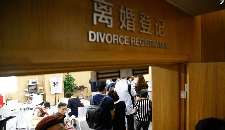 老婆三年不孕，俺狠心離婚，民政局出來她沒還戒指，追過去俺淚目