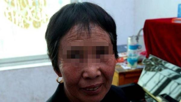 婆婆幫兒媳婦洗澡，她讓兒媳婦坐下時臉色大變，出來逼兒子離婚