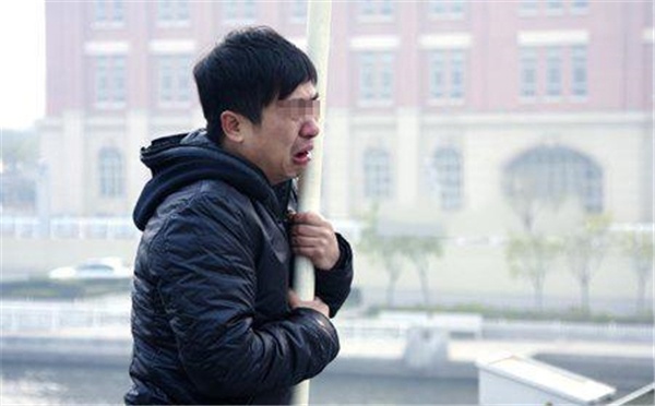 和二婚女友逛街，路遇她前夫帶著孩子，因她表現，當晚我提出分手 