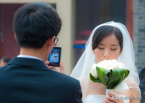 結婚婆婆說不給彩禮，女子沒有計較，婚禮結束後，她哭紅了雙眼