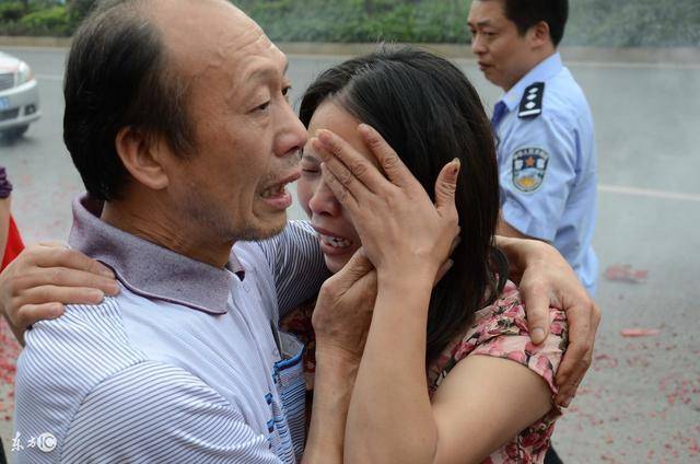四個兒子都沒活過50歲，算命先生讓挖開祖墳 ！看到裡面老母親嚇癱!