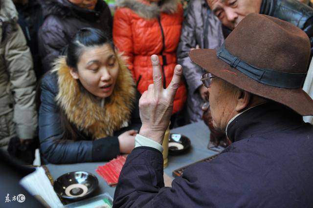 四個兒子都沒活過50歲，算命先生讓挖開祖墳 ！看到裡面老母親嚇癱!