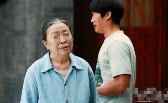 四個兒子都沒活過50歲，算命先生讓挖開祖墳 ！看到裡面老母親嚇癱!