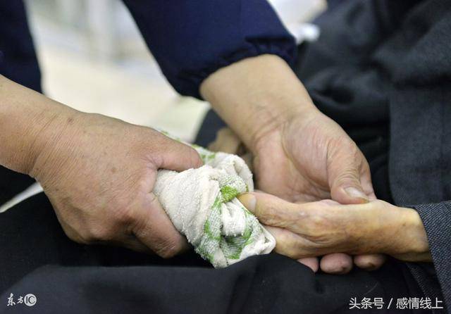 外公病倒無人照顧，我和老公伺候五年，他70大壽當天給我們大驚喜