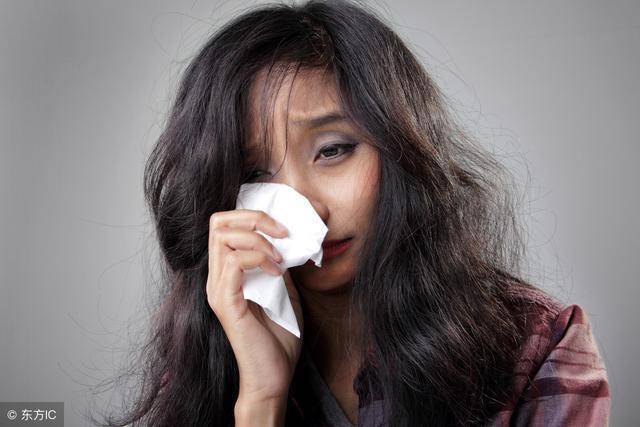 外出打工三年才回家，吃飯時發現老媽不敢夾菜，我暴打老婆一頓