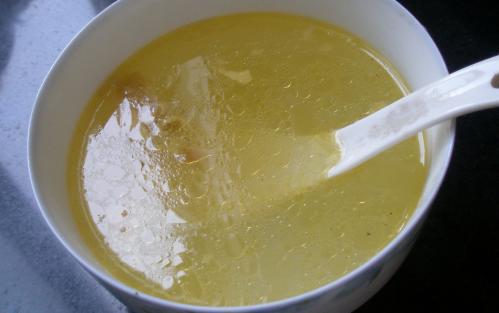 婆婆到工地上班，兒媳心疼送去雞湯，走到工地兒媳怒將雞湯丟了