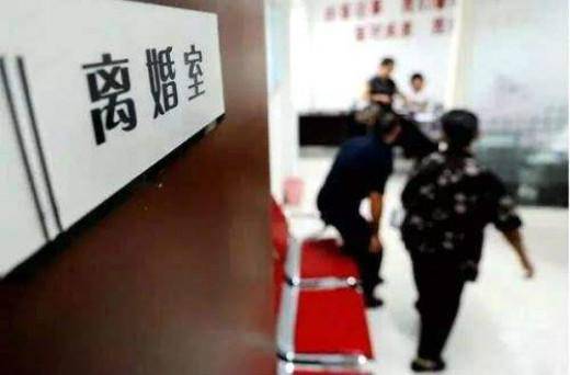 結婚才半年就離婚了，孩子出生後，婆婆帶著10萬塊錢來跟我協商