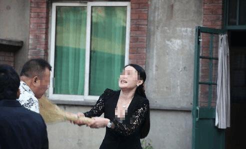 老婆為救我被車撞成傻子，我轉移財產拋棄她，一年後相遇我悔撞牆