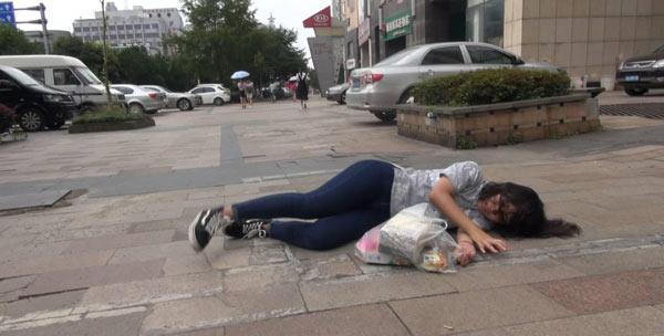 老婆為救我被車撞成傻子，我轉移財產拋棄她，一年後相遇我悔撞牆
