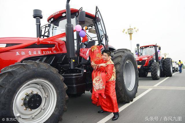 新郎開拖拉機迎親，妹妹逃婚，姐姐代嫁，多年後姐姐開豪車住別墅