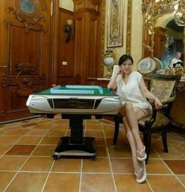 出嫁的兩個女兒回娘家，母親嫌貧愛富，區別對待，兒子指責拎不清