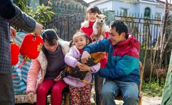 出嫁的兩個女兒回娘家，母親嫌貧愛富，區別對待，兒子指責拎不清