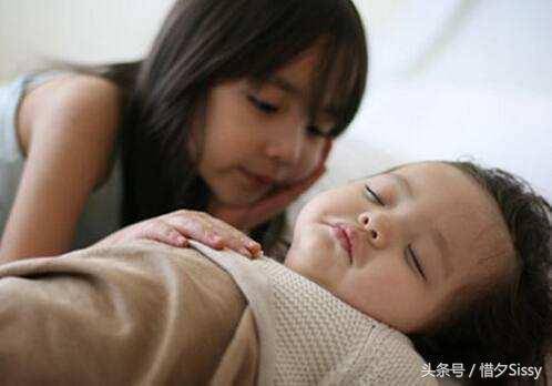 他連生四個女兒，爹媽讓他扔掉兩個，他不肯。三十年後，爹媽都要下跪
