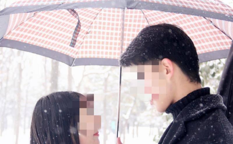 他連生四個女兒，爹媽讓他扔掉兩個，他不肯。三十年後，爹媽都要下跪