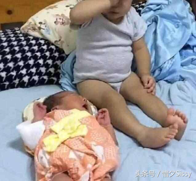 他連生四個女兒，爹媽讓他扔掉兩個，他不肯。三十年後，爹媽都要下跪