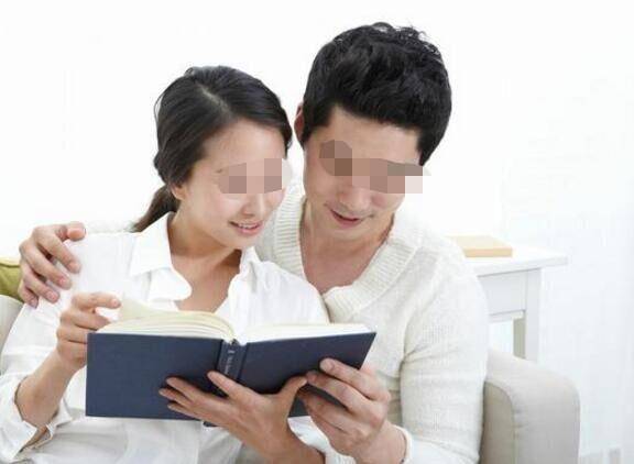 他連生四個女兒，爹媽讓他扔掉兩個，他不肯。三十年後，爹媽都要下跪