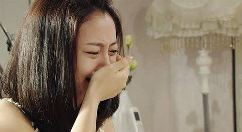 遠嫁3年懷孕了，回娘家報喜，等2小時飯還沒好，跑去廚房捂住嘴