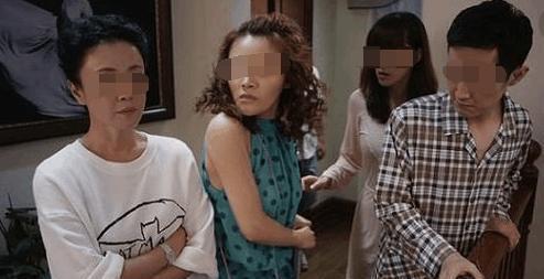 婆婆洗澡時她手機響了，我好心幫忙接電話，那邊一開口我嚇癱在地