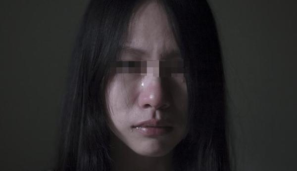 婆婆洗澡時她手機響了，我好心幫忙接電話，那邊一開口我嚇癱在地