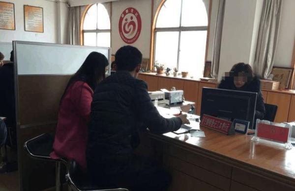 領證時一女人撞了我後，我口袋裡多了一紙，看完我假裝暈倒不結了
