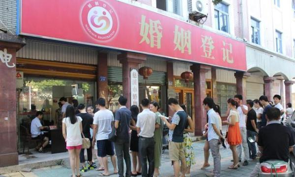 領證時一女人撞了我後，我口袋裡多了一紙，看完我假裝暈倒不結了