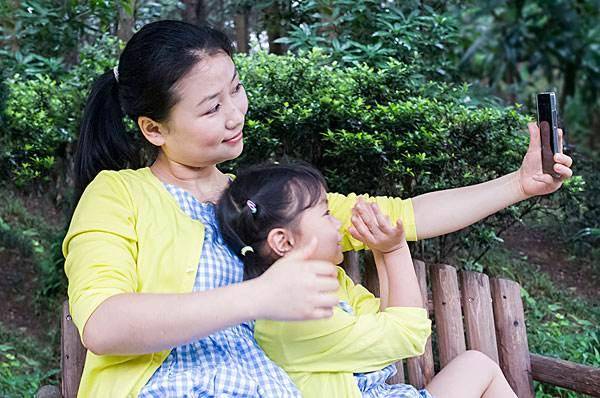 兩歲女兒玩手機，不小心設了淩晨一點的鬧鐘，鬧鐘一響我的婚姻也結束了！