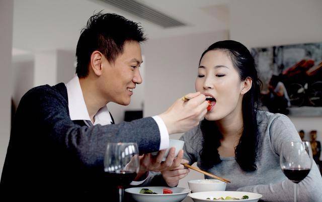自辭去工作後 我每天在家帶孩子 做家務洗衣煮飯 瞞著老公給爸媽生活費 去被發現
