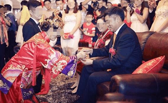 彩禮婆婆大方給56萬, 爸媽高興打開, 發現全是假的, 新娘樂壞