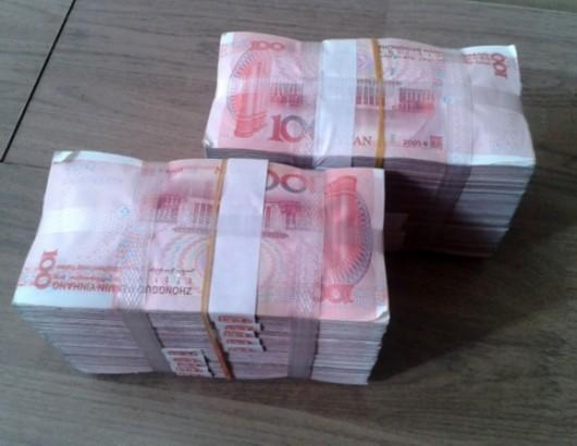彩禮婆婆大方給56萬, 爸媽高興打開, 發現全是假的, 新娘樂壞