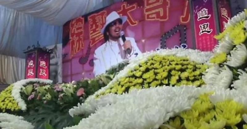  綜藝大哥大「張菲」驚傳過世...!沒想到竟是...讓粉絲傷心痛哭「無法接受」