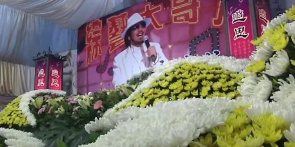  綜藝大哥大「張菲」驚傳過世...!沒想到竟是...讓粉絲傷心痛哭「無法接受」